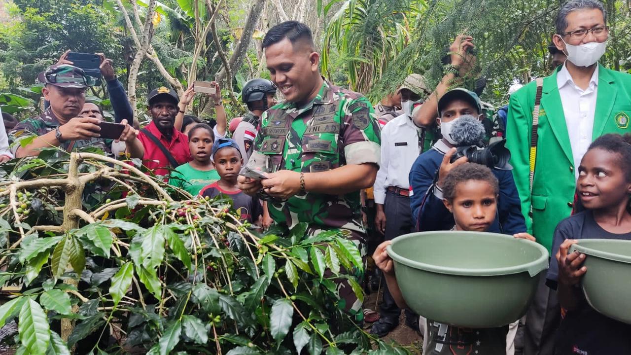 Bupati Pejabat Tni Dan Polri Serta Ratusan Warga Hadiri Panen Raya